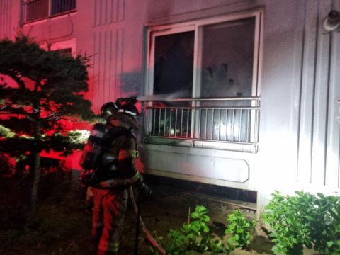 김해 아파트서 불···주민 2명 부상·40여 명 대피