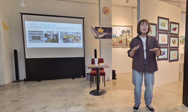 지난 25일 부산 연제구 효로인디아트홀에서 세월호 참사 피해 유족 김순길 활동가가 강연을 진행하고 있다. 박수빈 기자 bysue@