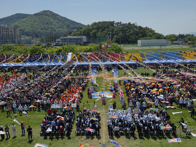 25일 경남 남해군 서면 스포츠파크에서 열린 재부남해군향우회 정기총회 및 체육대회 모습. 이날 행사에는 1만 명 넘는 인파가 몰려 큰 관심을 끌었다. 김현우 기자