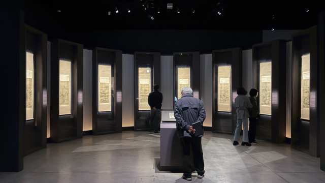 2부 ‘1849년, 추사의 그림 수업‘에서 전시 중인 <예림갑을록>과 '팔인수묵산수도'를 돌아보는 관람객들. 김은영 기자 key66@