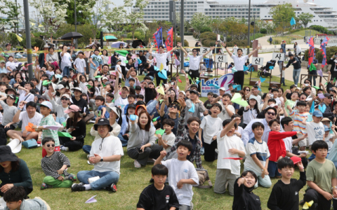 [포토뉴스] 아이들 꿈 실은 종이비행기