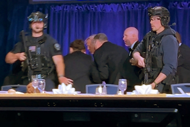 25일(현지 시간) 미국 워싱턴 DC 힐튼 호텔에서 열린 백악관 출입기자단협회 만찬 도중 총격 사건이 발생하자 도널드 트럼프 미국 대통령이 경호를 받으며 대피하고 있다. 로이터연합뉴스