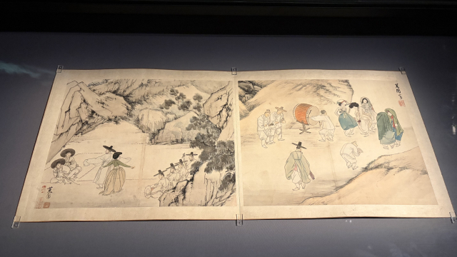 상설전시에서 만날 수 있는 신윤복의 '혜원전신첩'(국보) 속 풍속화. '납량만흥'(왼쪽)과 '노상탁발'. 김은영 기자 key66@