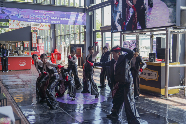 지난 25일 부산 수영구 밀락더마켓에서 열린 '2026부산스텝업댄스페스티벌' 첫날 예선전 현장. 청년문화진흥협회 제공