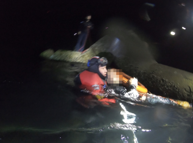 27일 오전 1시 40분께 통영시 욕지도 유동방파제 인근에서 40대 남성이 바다에 빠졌다가 해양경찰에 구조됐다. 통영해양경찰서 제공