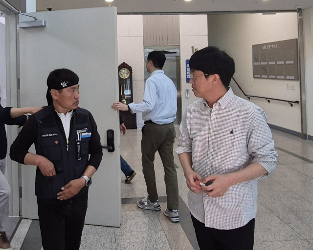 조합원 사망사고 이후 총력 투쟁을 선포한 민주노총 공공운수노조 화물연대본부(이하 화물연대)가 26일 오후 경남 창원시 성산구 고용노동부 창원지청에서 BGF로지스와 실무교섭을 재개했다. 사진은 교섭 정회 중 회의실을 나오는 화물연대 관계자 등 모습. 연합뉴스