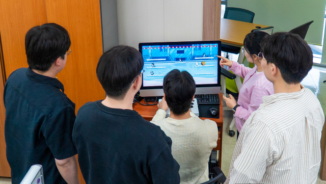 김해문화관광재단 직원들이 최신 생성형 인공지능 기술(AI)을 활용해 직접 제작한 게임 ‘토더기 어드벤처’를 시험하고 있다. 김해문화관광재단 제공