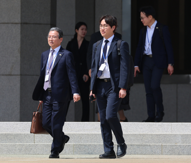 이재명 대통령의 인도·베트남 순방을 동행 수행하는 김용범 정책실장과 하정우 AI미래기획수석이 19일 성남 서울공항에서 공군 1호기로 향하고 있다. 연합뉴스