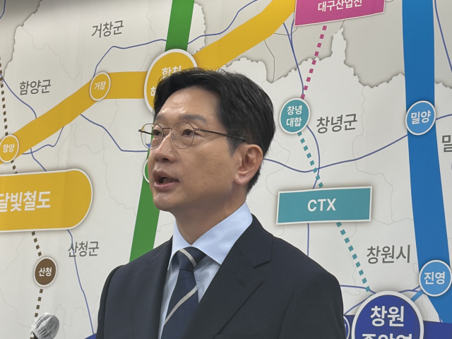 27일 김경수 후보가 경남도의회 브리핑룸에서 1호 교통공약을 발표하고 있다. 이재희 기자