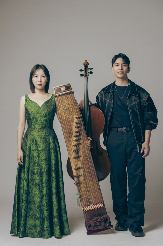 오스트리아 출신 첼리스트 김 솔 다니엘과 한국 출신 가야금 연주자 윤다영이 결성한 혼성 현악기 듀오 ‘첼로가야금’. 통영시 제공
