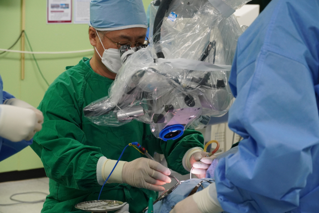 이상훈 명예원장이 미세혈관감압술을 시행하는 장면. 봉생기념병원 제공
