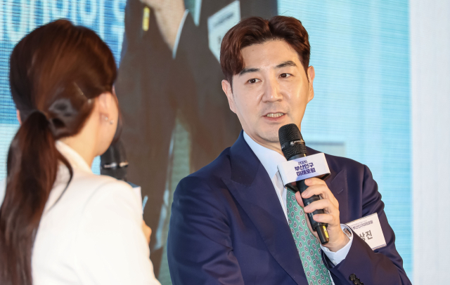 2026 부산인구미래포럼이 27일 부산 해운대구 웨스틴조선에서 열렸다. 배우 한상진이 부산, 내 삶의 신스틸러가 되다를 주제로 특별세션을 하고 있다. 김종진 기자 kj1761@