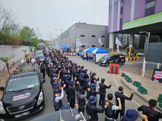 민주노총 공공운수노조 화물연대본부가 27일 오후 3시 충북 진천군 CU 진천허브물류센터 앞에서 약식집회를 진행하고 있다. 화물연대 제공
