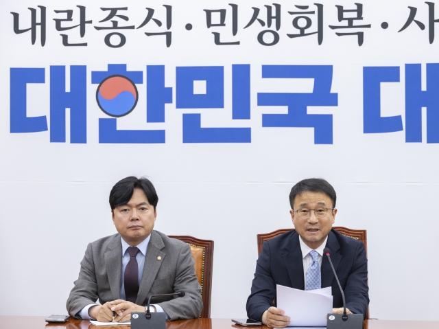 더불어민주당 한병도 원내대표가 21일 국회에서 열린 현안 관련 기자회견에서 발언하고 있다. 김병기 전 원내대표의 사퇴로 보궐 선거를 통해 선출돼 101일간 민주당을 이끌었던 한 원내대표는 오는 5월 열리는 차기 민주당 원내대표 선거에 출마하기 위해 이날 원내대표직에서 사퇴했다. 연합뉴스