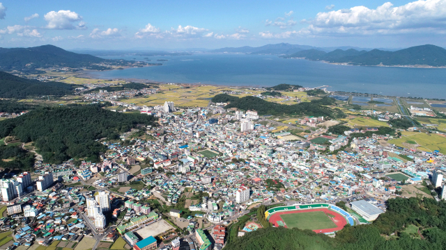 경남 남해군 남해읍 전경. 남해군 제공