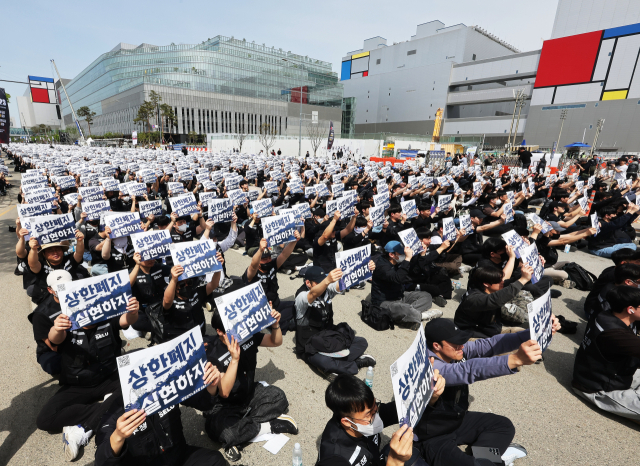 23일 경기도 평택시 삼성전자 평택캠퍼스 앞에서 열린 삼성전자 노동조합 공동투쟁본부의 '투명하게 바꾸고, 상한폐지 실현하자-4/23 투쟁 결의대회'에서 조합원들이 구호를 외치고 있다. 연합뉴스