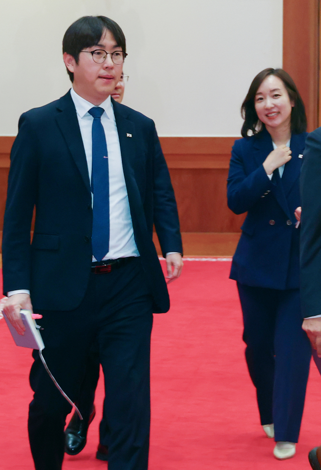 하정우 청와대 AI미래기획수석(왼쪽)과 전은수 대변인이 27일 이재명 대통령과 데미스 허사비스 구글 딥마인드 최고경영자(CEO)의 면담이 열리는 청와대 접견실에 들어서고 있다. 연합뉴스