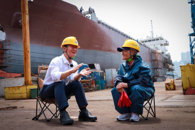 더불어민주당 전재수 부산시장 후보가 28일 평생 선박 수리조선업에 종사해온 70대 ‘깡깡이 어머니’ 이복순 씨를 후원회장으로 위촉하고 이야기를 나누고 있다. 전재수 후보 캠프 제공