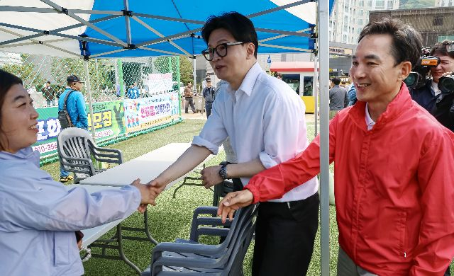부산 북갑 국회의원 보궐선거에서 국민의힘 공천을 바라는 박민식 전 국가보훈부 장관과 무소속 출마를 공식화 한 한동훈 전 국민의힘 대표가 26일 부산 구포초에서 열린 동문운동회에 참석해 있다.부산일보DB