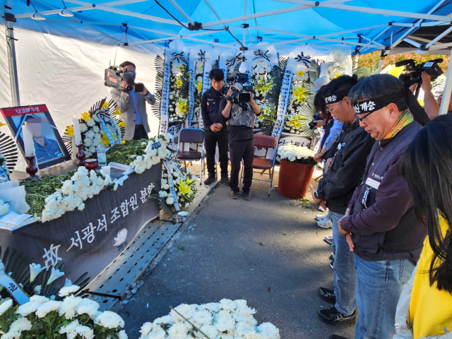 ‘영호남권 결의대회’에서 화물연대 관계자들이 사망한 조합원을 추모하고 있다. 김현우 기자