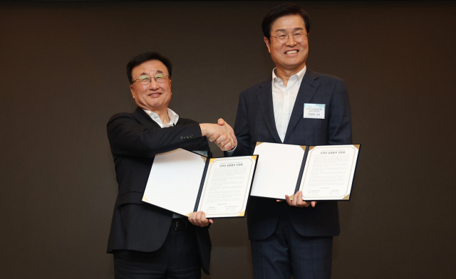 박정석 한국해운협회 회장(왼쪽)과 HD현대중공업 부회장인 이상균 한국조선해양플랜트협회장이 28일 서울 중구 롯데호텔에서 열린 ‘조선-해운 상생발전 전략협의회 출범식’에서 ‘대한민국 조선·해운클러스터　발전을　위한　국적선 공동발주 선언문’을 들고 기념촬영하고 있다. 연합뉴스