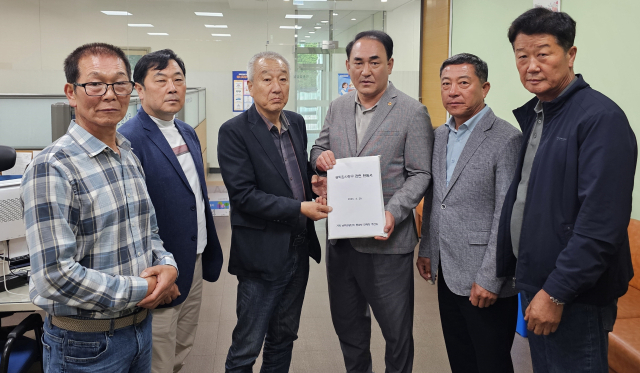 거제시 동·남부면 이장협의회와 발전협의회, 주민자치위원회가 주축인 ‘거제시 남부관광단지 동남부면 주민 및 단체장 추진위원회’는 28일 감사원을 방문해 탄원서와 주민 서명부를 전달하고 청사 앞 1인 시위를 진행했다. 츄잔유ㅏ 잭ㅎㅇ