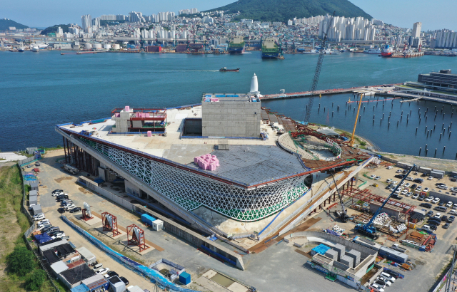 북항재개발구역 내 건립 중인 부산오페라하우스 전경. 부산일보DB