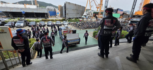 한화오션 노조 조합원들이 사 측의 안전사고 유발자 징계에 반발해 임원 사무실에 침입해 업무용 PC와 태블릿, 전화기, 의자 등 집기류를 외부로 무단반출해 논란이다. 독자 제공