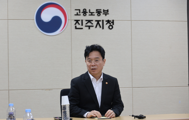 김영훈 고용노동부 장관이 28일 오후 경남 진주시 고용노동부 진주지청에서 열린 화물연대와 BGF로지스의 4차 교섭에 참석해 발언하고 있다. 연합뉴스