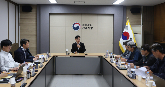 김영훈 고용노동부 장관이 28일 오후 경남 진주시 고용노동부 진주지청에서 열린 화물연대와 BGF로지스의 4차 교섭에 참석해 발언하고 있다. 연합뉴스