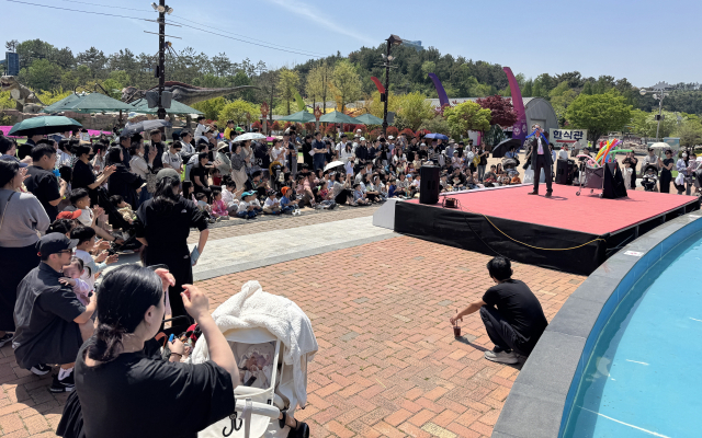 지난 18일 개막한 고서당항포관광지 봄 시즌 행사가 초반부터 흥행 몰이에 성공하며 명실상부 경남 대표 봄나들이 명소로 자리매김하고 있다. 고성문화관광재단 제공