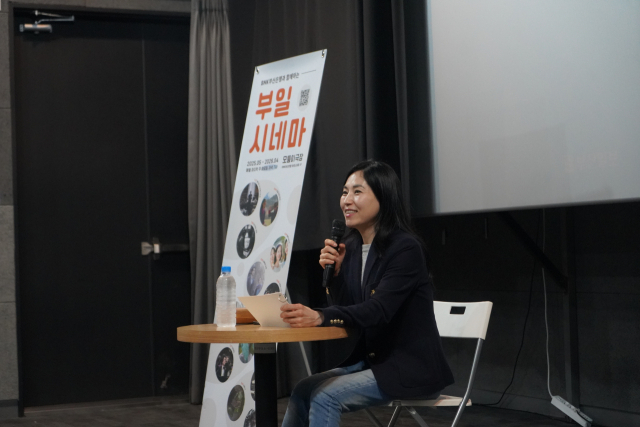 28일 소리연구회 소리 숲 김지윤 대표가 모더레이터로서 관객과 대화하고 있다. 모퉁이극장 제공