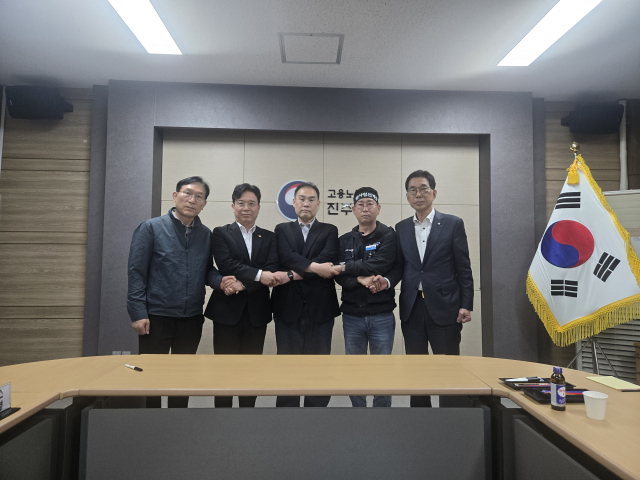 29일 오전 5시께 화물연대와 BGF가 단체협약에 잠정 합의한 뒤 손을 맞잡고 있다. 화물연대 제공