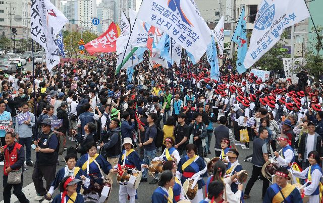 지난해 노동절을 맞아 1일 부산 부산진구 전포대로 일대에서 민주노총 부산지역본부 주최로 열린 2025 세계노동절 부산대회에서 참가자들이 손팻말을 들고 구호를 외치고 있다. 이재찬 기자 chan@