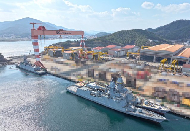 해군의 울산급 배치3 4번 함인 제주함이 29일 진수식을 앞두고 SK오션플랜트 고성 조선소 안벽에 정박해 있다. SK오션플랜트 제공