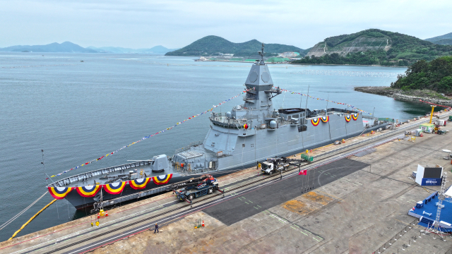 해군의 울산급 배치3 4번 함인 제주함이 29일 진수식을 앞두고 SK오션플랜트 고성 조선소 안벽에 정박해 있다. SK오션플랜트 제공