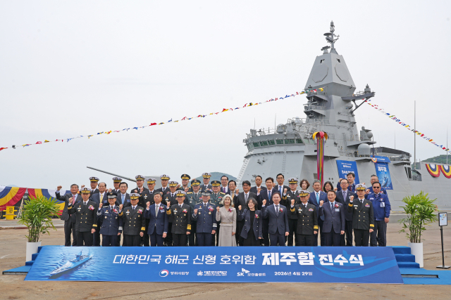 29일 SK오션플랜트 고성 조선소에서 열린 ‘제주함’ 진수식 참석 내빈들이 기념 촬영을 하고 있다. 진수식에는 진영승 합참의장을 비롯해 해군 및 국방부, 방위사업청 고위 관계자, 역대 제주함장을 비롯해 경남도, 고성군 관계자 등 주요 내외빈이 함께했다. SK오션플랜트 제공