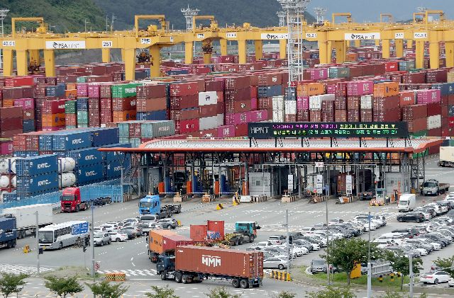 국내 최대 컨테이너 선사인 HMM(옛 현대상선)이 30일 본사 부산 이전에 대한 노사 합의서 서명식을 열고 부산 이전을 확정지었다. 사진은 부산신항 제4부두 HPNT(HMM 부산신항터미널) 모습. 부산일보DB