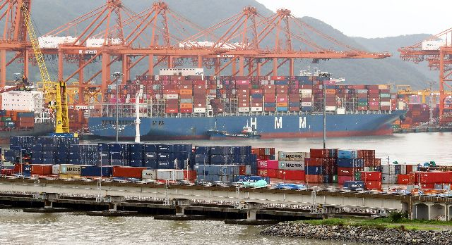 국내 최대 컨테이너 선사인 HMM(옛 현대상선)이 30일 본사 부산 이전에 대한 노사 합의서 서명식을 열고 부산 이전을 확정지었다. 사진은 부산신항 4부두에 정박한 HMM 프로미스호. 부산일보DB