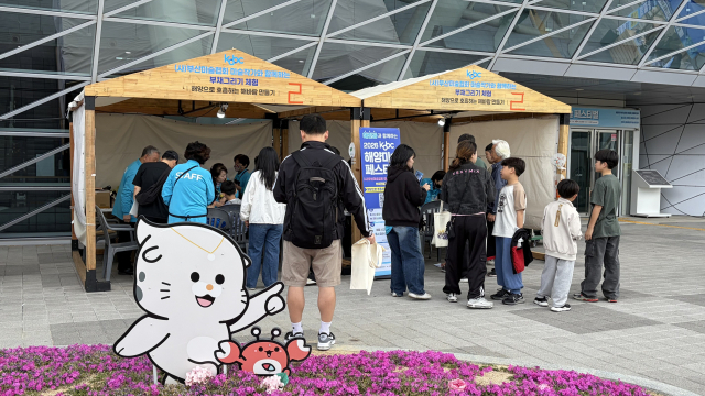 해진공과 함께하는 ‘2026 KOBC 해양미술페스티벌’ 청소년·어린이 체험 부스 현장. 지난 2일부터 오는 5일까지 개최된다. 김은영 기자 key66@