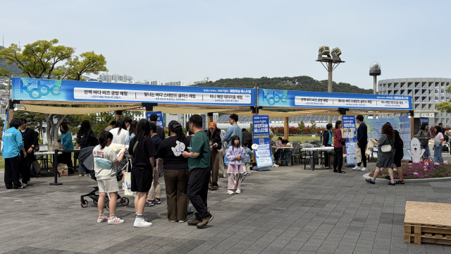 해진공과 함께하는 ‘2026 KOBC 해양미술페스티벌’ 청소년·어린이 체험 부스 현장. 지난 2일부터 오는 5일까지 개최된다. 김은영 기자 key66@