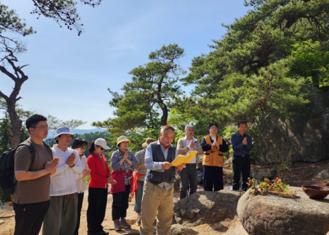 용장사곡 석조여래좌상 앞에서 헌다한 뒤 금강경을 외우고 있다.