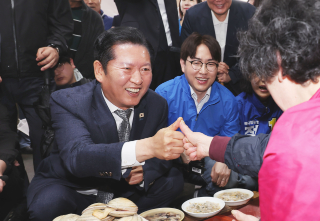 더불어민주당 정청래 대표와 하정우 전 청와대 AI미래기획수석이 3일 오전 부산 북구 구포시장에서 상인들과 인사를 나누고 있다. 정종회 기자 jjh@