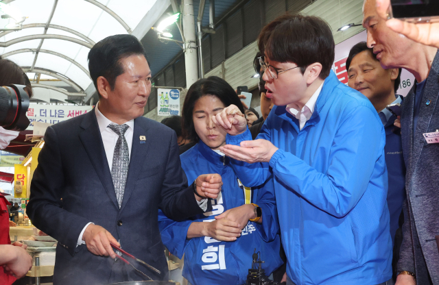 하정우 전 청와대 AI미래기획수석이 3일 오전 구포시장에서 고기를 시식하고 있다. 정종회 기자 jjh@
