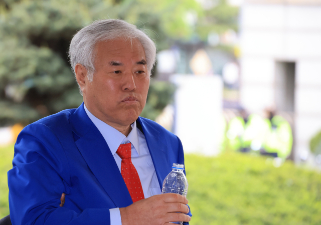 서울서부지법 난동 사태 배후로 지목돼 구속기소 뒤 보석으로 풀려난 전광훈 사랑제일교회 목사가 17일 마포구 서울서부지법에서 열린 재판에 출석하고 있다. 연합뉴스