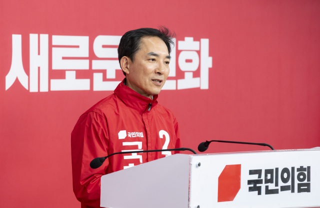 박민식 전 국가보훈부 장관이 지난 1일 서울 여의도 국민의힘 중앙당사에서 6·3 재보선 부산 북갑 선거구 공천 면접을 마친 뒤 취재진 질문에 답하고 있다. 연합뉴스