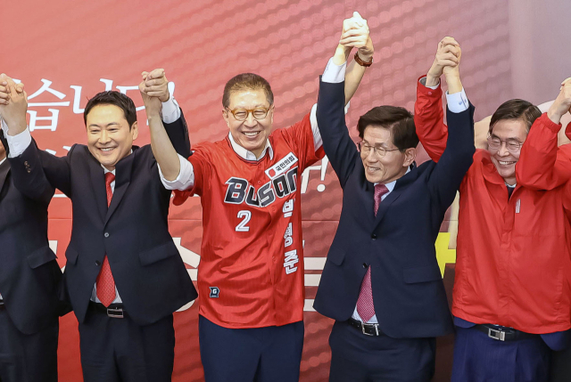 박형준 국민의힘 부산시장 후보 선거사무소 개소식이 2일 부산 부산진구 부전동 박 후보 선거사무소에서 열렸다. 장동혁 대표 등 국힘 지도부와 박 후보, 김문수 상임선대본부장 등이 손을 맞잡고 있다. 김종진 기자 kjj1761@