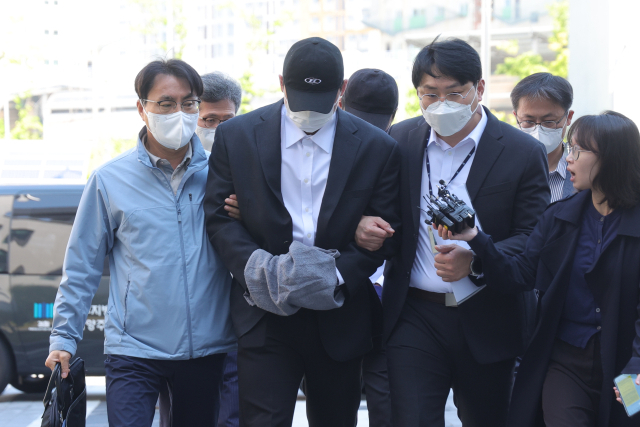 4일 오전 경기도 남양주시 의정부지방법원 남양주지원에서 김창민 영화감독 상해치사 사건 피의자(가운데)가 구속 전 피의자 심문(영장실질심사)을 위해 법정으로 이동하고 있다. 연합뉴스