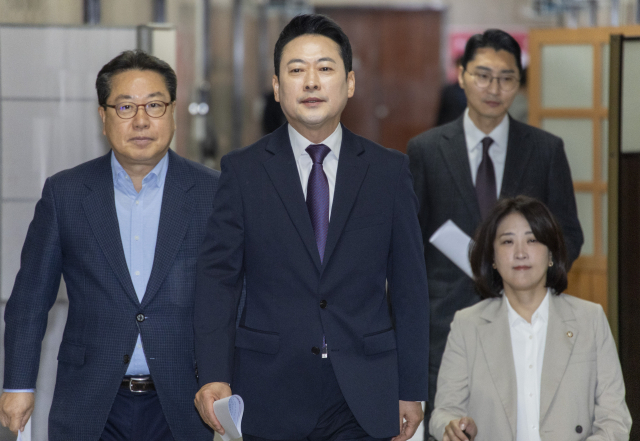 국민의힘 장동혁 대표가 5일 국회에서 기자간담회를 하기 위해 이동하고 있다. 연합뉴스
