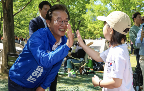 부산시장 선거 '캐스팅보트'…청년·60대·무당층이 승부 가른다